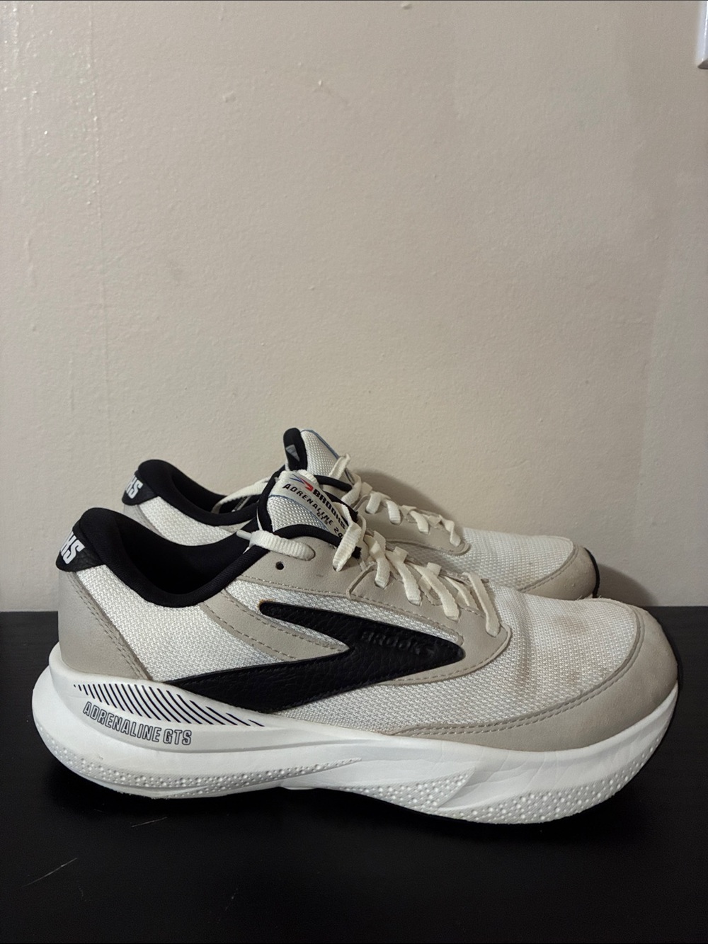 Brooks Adrenaline GTS 24 running shoes in the CoconutSilver LiningBlack size 10